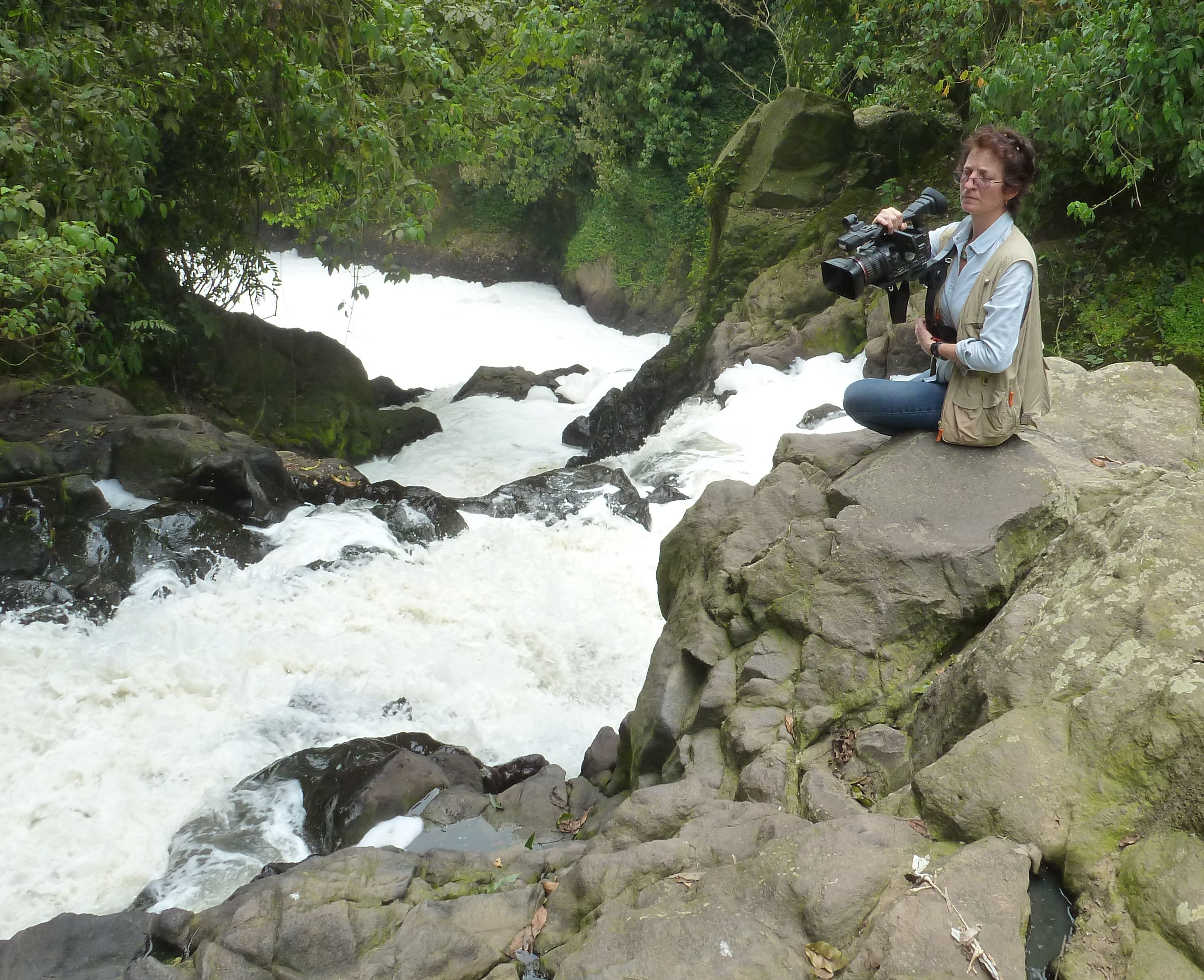 Espuma sobre el rio sordo, con Adela Rojo Filmando